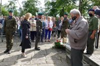 zdjecie z uroczystoci upamitniajcej ofiary cywilne pochowane na cmentarzu w Karolewie (14)