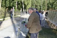 zdjecie z uroczystoci upamitniajcej ofiary cywilne pochowane na cmentarzu w Karolewie (40)