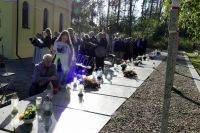 zdjecie z uroczystoci upamitniajcej ofiary cywilne pochowane na cmentarzu w Karolewie (43)