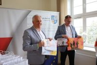 Przekazanie strojów dla MDP Suchorączek