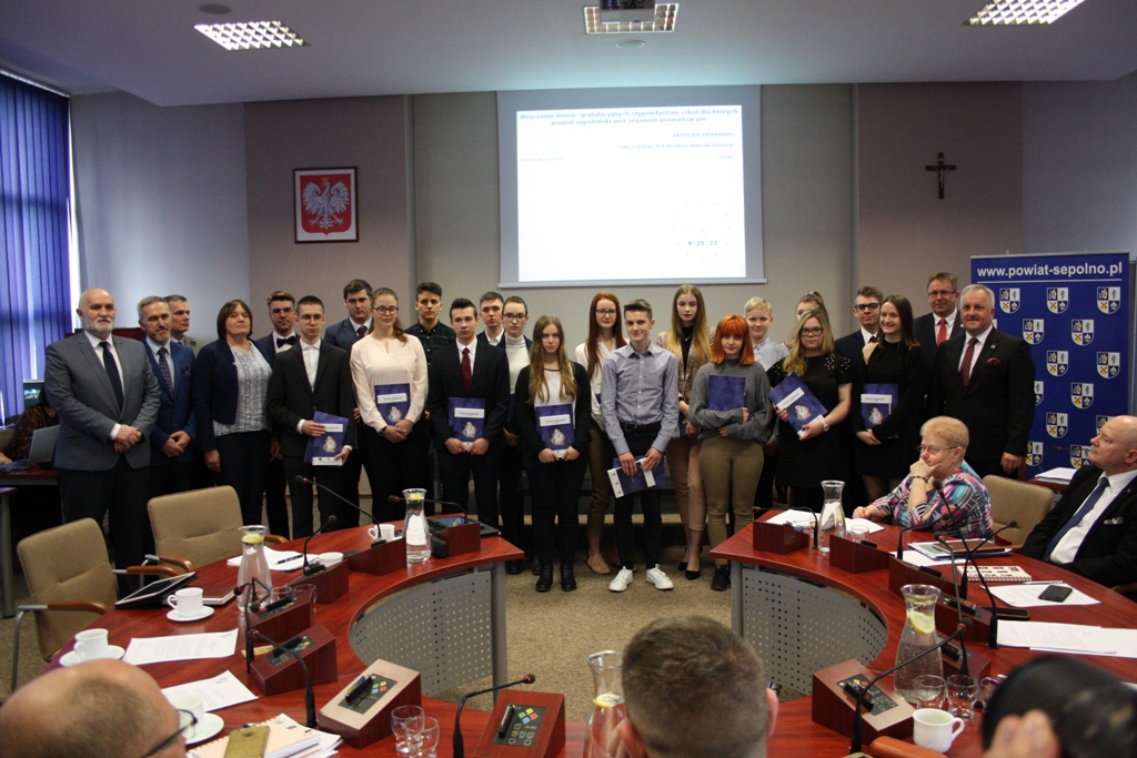 Stypendia dla najzdolniejszych uczniów z powiatu wręczone