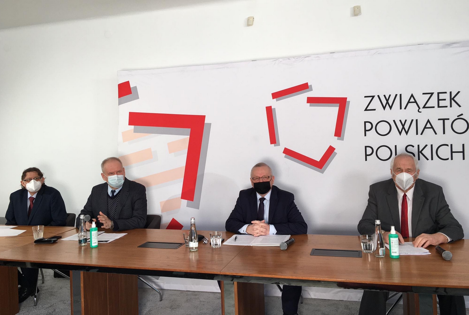 Echa z konferencji prasowej dotyczącej rządowych zapowiedzi przejęcia szpitali powiatowych