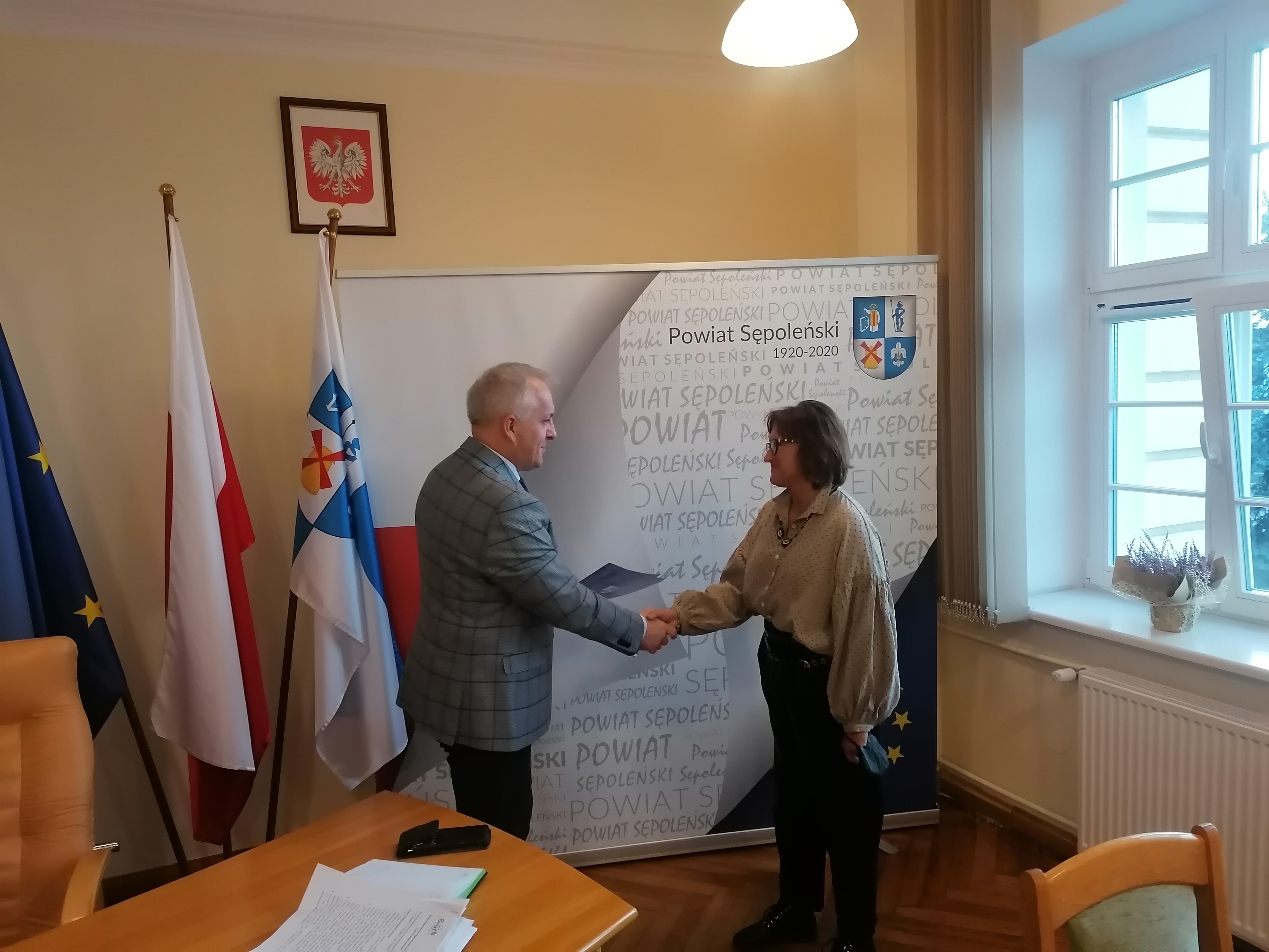 Podpisanie umowy na instalację fotowoltaiczną dla LO w Sępólnie