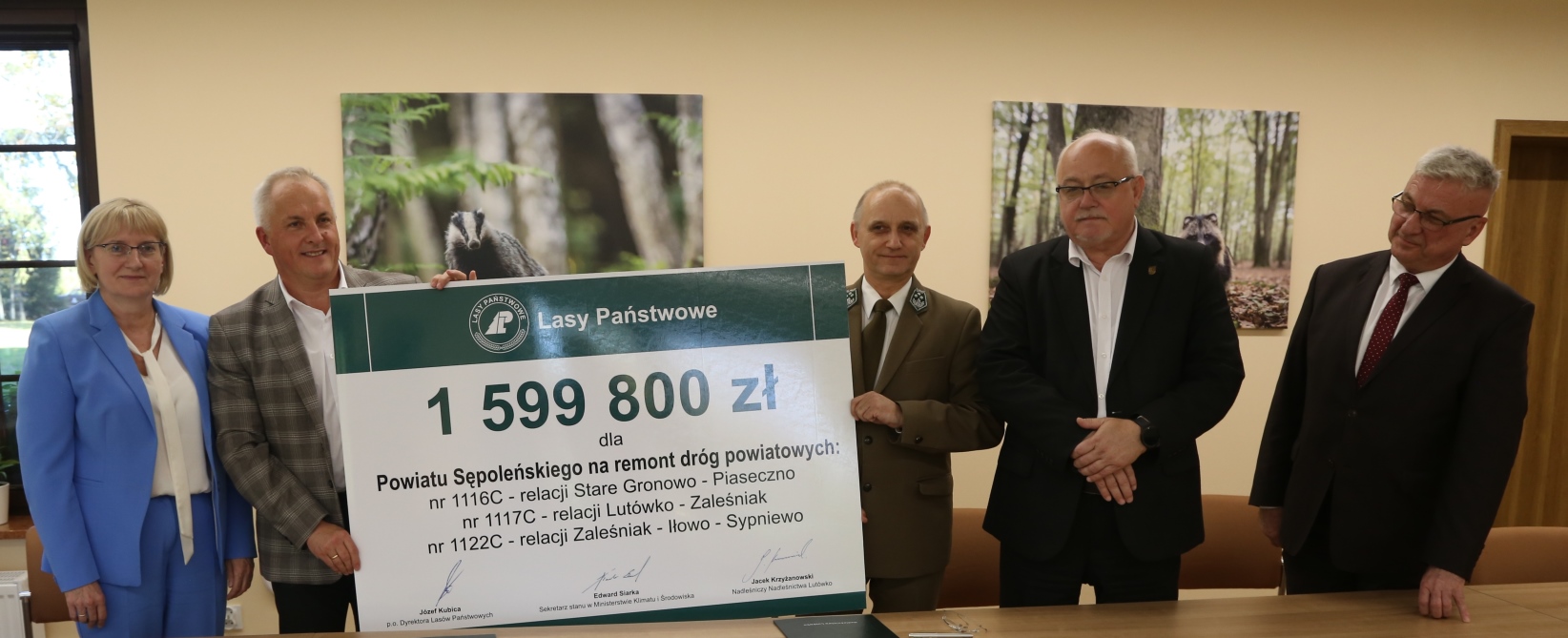 Przekazanie grantu na remonty dróg w Powiecie Sępoleńskim