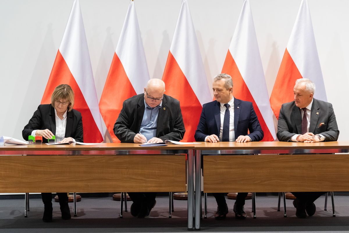 Podpisanie umowy na przewozy autobusowe w 2023 r.