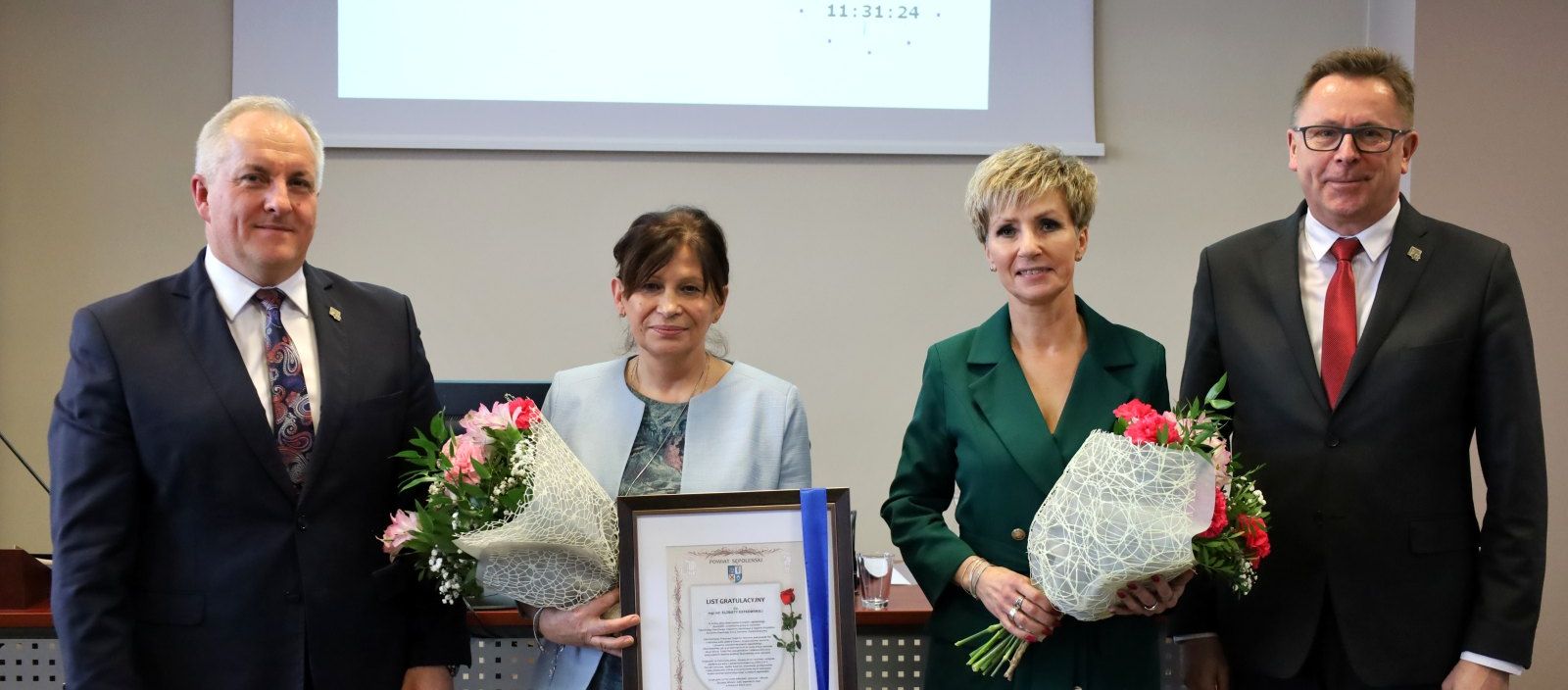 Podziękowanie dla odchodzącej na emeryturę dyrektor Elżbiety Estkowskiej i powitanie Gabrieli Krause, nowej dyrektor PSSE w Sępólnie Kraj.