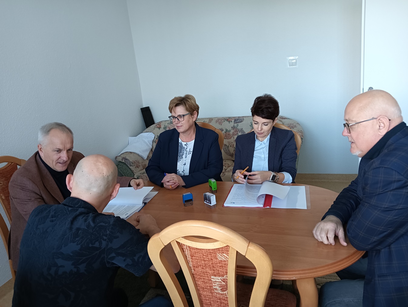 Podpisanie umowy na modernizację windy w Domu Pomocy Społecznej w Suchorączku
