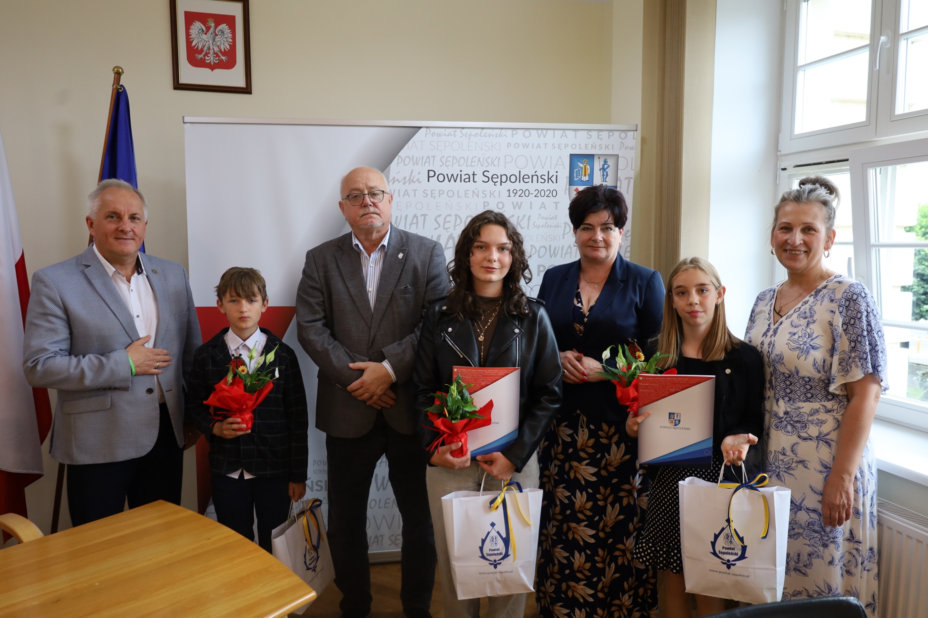 Nagrody dla Najlepszych - Uczniowie z Pieczy Zastępczej Uhonorowani przez Starostę Sępoleńskiego