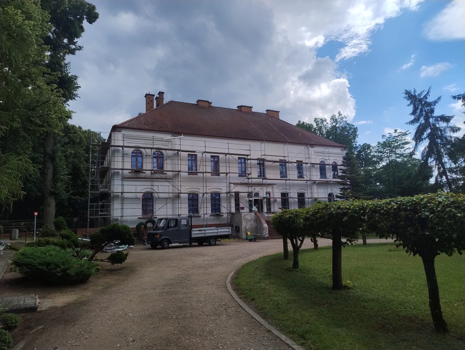 Prace konserwatorsko-restauratorskie w budynku DPS w Suchorączku