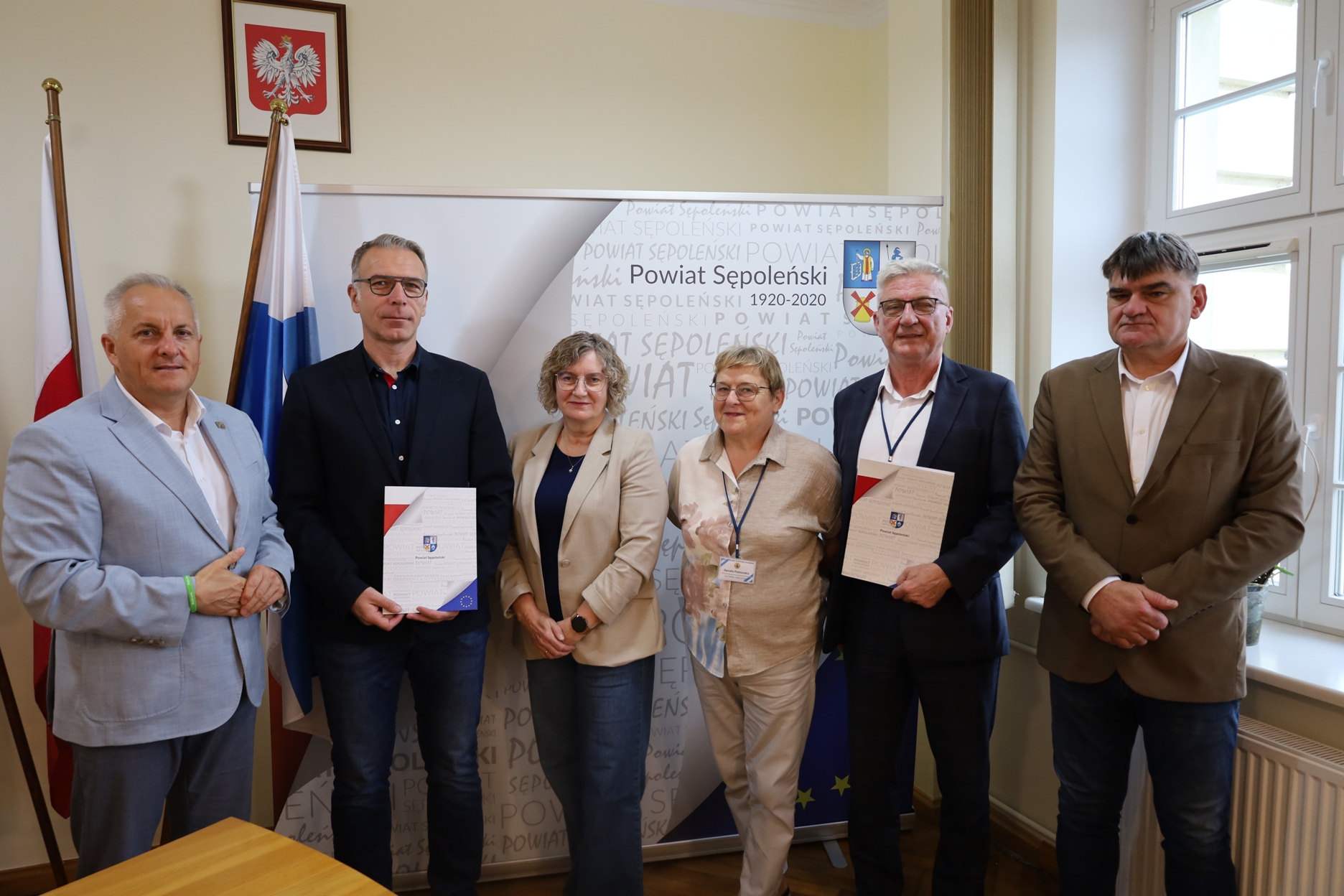 Kontynuacja budowy chodników przy drogach powiatowych.
