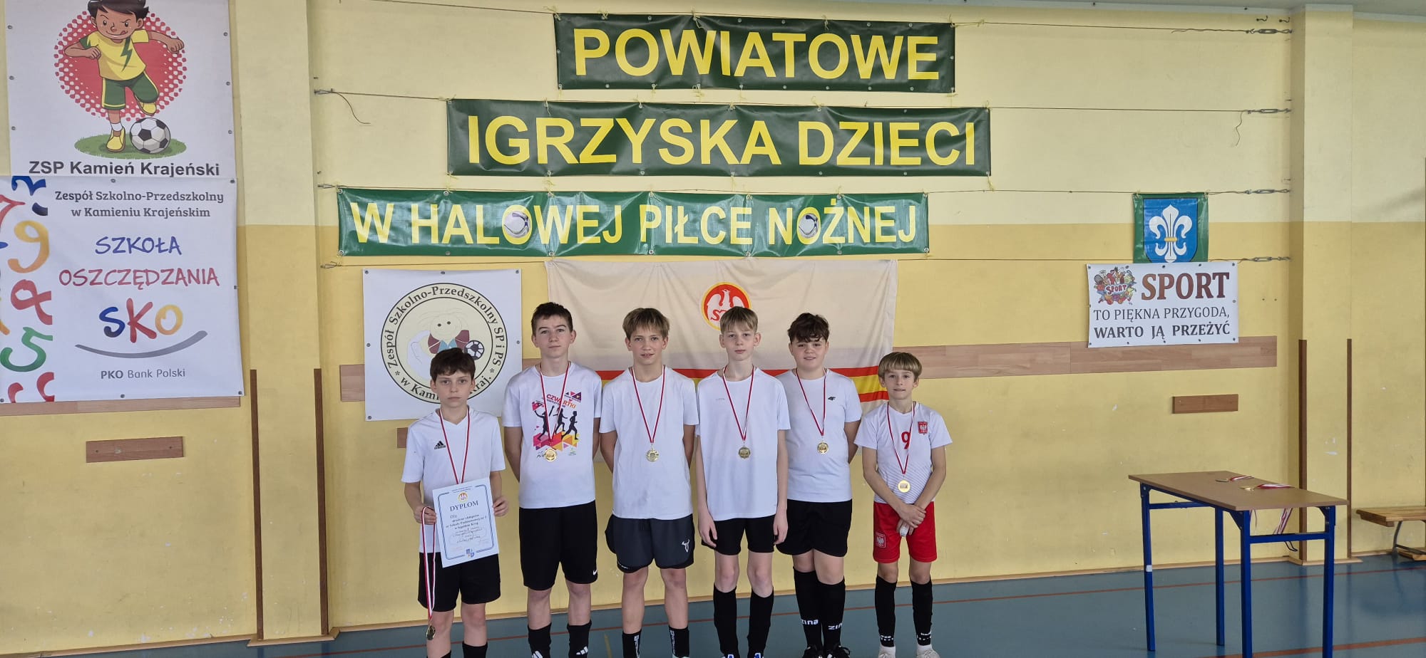 Powiatowe Igrzyska Dzieci w halową piłkę nożną chłopców.